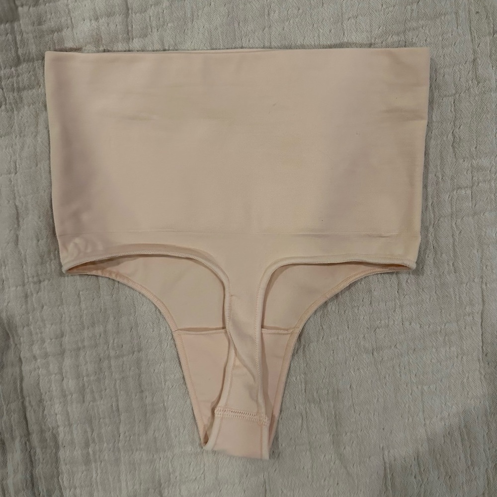 NWOT Skims Shaping Thong in Sand - Picture 2 of 3